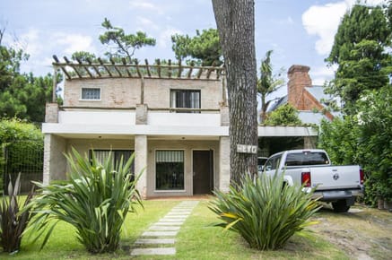 Venta y Alquiler anual de Casa de 5 Dormitorios en Playa Mansa, Punta del Este