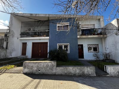 Venta de casa en Buceo de 3 dormitorios con frente, fondo arbolado y gran garaje