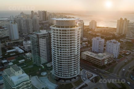 Apartamento 1 dormitorio en piso 18, vista al mar, baño completo, garage