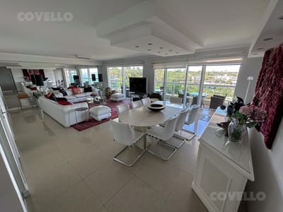 Venta  -  Excelente unidad de 4 dormitorios mas servicio, palier privado y 2 cocheras