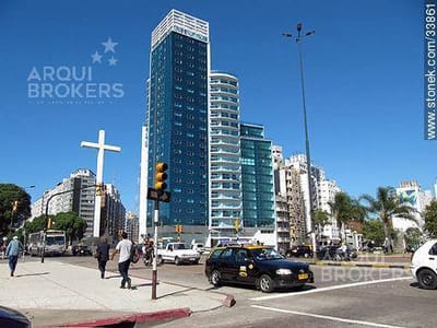 Apartamento de dos dormitorios en venta en Tres Cruces con garaje, con renta