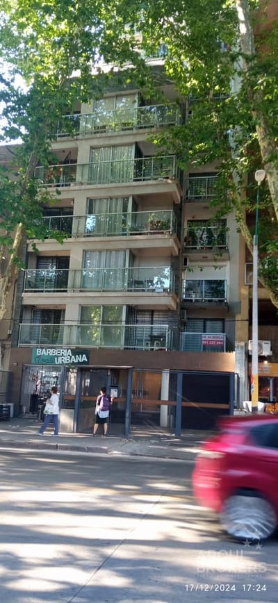 Apartamento de dos dormitorios y patio en venta en Pocitos con garaje, rentado
