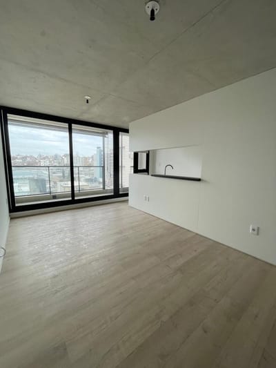 Venta Apartamento 2 dormitorios, obra nueva a estrenar amplio balcón con vista despejada. Sobre Av Libertador. Zona centro.