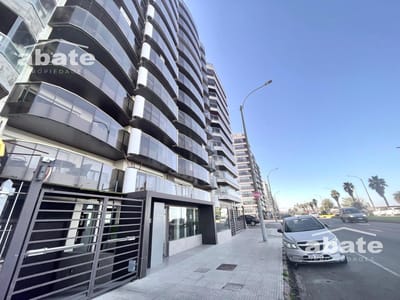 Venta apartamento 4 dormitorios   servicio completo ,Rambla Punta Carretas con garaje - vista al mar