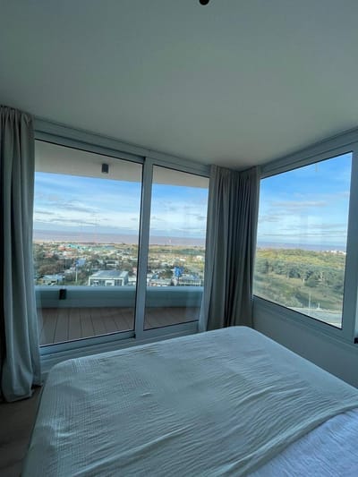 Apartamento en venta,3 dormitorios,2 baños, amplio balcón con doble garaje. Parque Miramar.