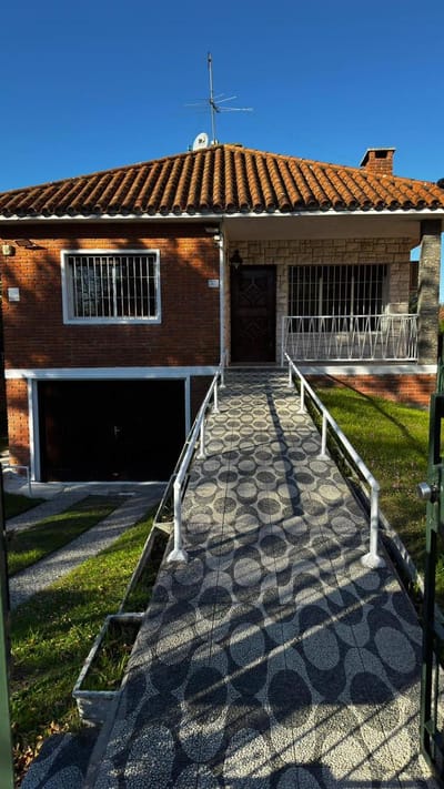 Orleans proximo Tajes, 225 m2 construídos, terreno de 679 m2, 3 dormitorios, piscina, gge x 3 !!