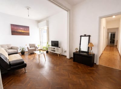 Venta apartamento 3 dormitorios con patio. Tres Cruces- Alquilado-renta anual 7%