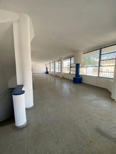 Vendo Local de 275m2. Con amplios ventanales, local esquina. Gran visibilidad. Barrio Reducto