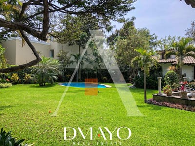 Amplia Casa en Venta en Monterrico Terreno de 1717m2 - Cerca a la Univ de Lima