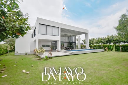 CASA EN VENTA EN "ASIA GOLF", DOS PISOS, PISCINA, TERRAZA, 5 DORM, Y LINDA VISTA AL GOLF!!