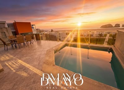 Venta Casa de Playa 3 Niveles con Vista al Mar 4D 4B Piscina Club House