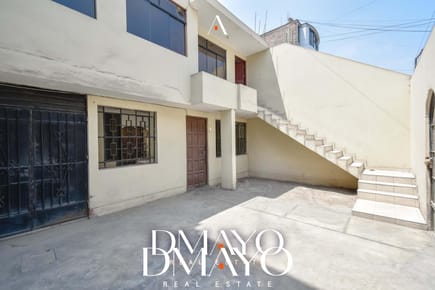 Venta casa de dos pisos 4 dormitorios, 2 cocheras cerca del colegio y parque la merced - Ate