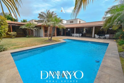 Casa en venta de 1,250m2 con jardín y piscina muy cerca de Universidad de Lima