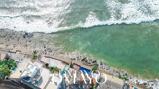 Casa en venta como terreno en tercera fila en Balneario de Punta Sal