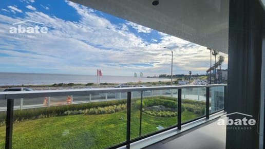 Venta apartamento en Malvín sobre la Rambla, vista al Mar con Garaje