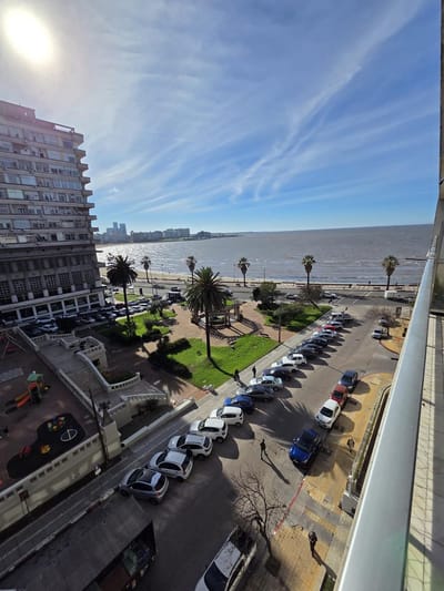 Plaza Gomensoro, vista al mar, piso alto, 155 m2, 3 dormitorios, servicio, gge, box !!