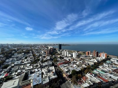 Estrellas del Sur - Torre 25: Piso Alto con Vista al Mar, Terraza y Garaje Individual