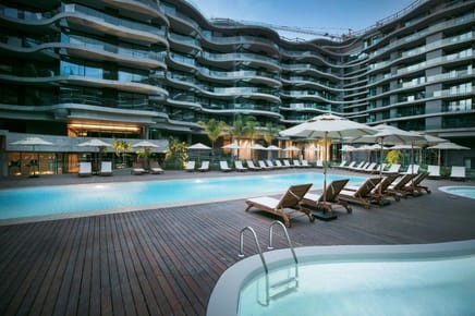 Exclusivo Forum Puerto del Buceo: 1 Dormitorio con Garaje, Terraza y Vistas a Jardines Centrales.