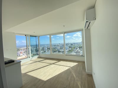 Alquiler en JOY Montevideo, 3 Dormitorios, 4 Baños, Garage, box, Piso Alto. Pocitos!!!
