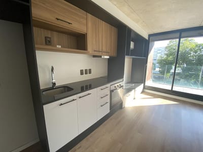 Alquiler De Loft  Al Frente Con Balcón y Garage. Pocitos Nuevo