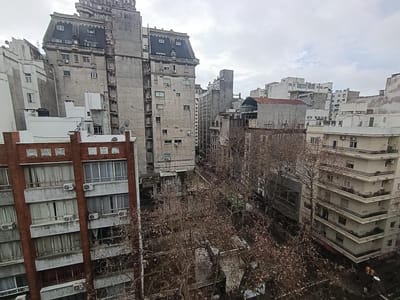Oficina con garaje a la venta en el centro. Andes y 18 de julio. Un punto ideal para cualquier negocio, y cerca de todo. Registros, juzgados, Ciudad vieja.