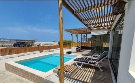 Casa en venta FRENTE AL MAR EN VICHAYITO con piscina privada
