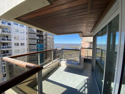 Alquiler De Apartamento 2 Dormitorios En Suite, Toilette, Garage, Vista A La Rambla. Punta Carretas