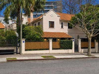 Zorilla de San Martín proximo Rambla, 218 m2 edificados, terreno de 260 m2, espacios super luminosos, frente de 18 mts , gran visibilidad , gge x2 !!