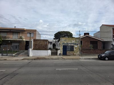 Bv Batlle y Ordoñez prox Av Italia, 272 m2 de terreno, 10 mts de frente, 4 apartamentos + local !!
