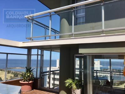 Apartamento penthouse  de 3 dormitorios en venta en Puerto del Buceo con 2 garajes