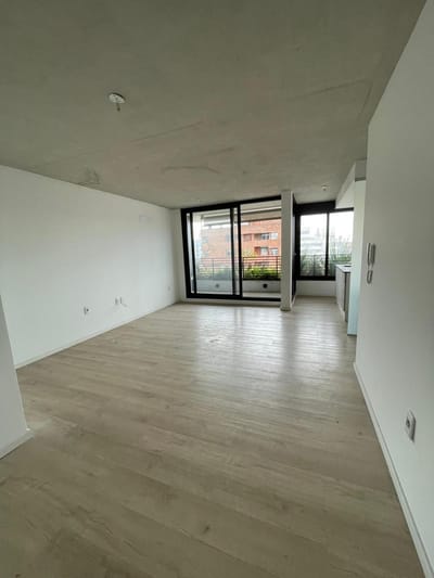 Venta Apartamento 3 dormitorios, obra nueva a estrenar amplio balcón con vista despejada. Sobre Av Libertador. Zona céntrica