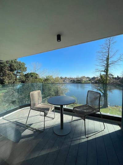 Apartamento en venta, 3 dormitorios, vista al lago y parrillero, Ciudad de la Costa.