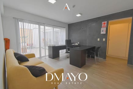 OFICINA/DPTO EN VENTA en 1er piso con INGRESO INDEPENDIENTE, 2 COCHERAS PARALELAS y GRAN terraza