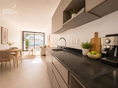 Apartamento 1 dormitorio en venta en Pocitos con patio parrillero y garaje