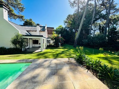 Hermosa casa con fondo y piscina en zona privilegiada