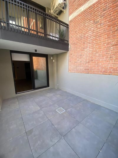 Venta apartamento monoambiente con amplia terraza. Excelente ubicación a metros de la playa. Gimnasio cowork, laundry. Malvin.