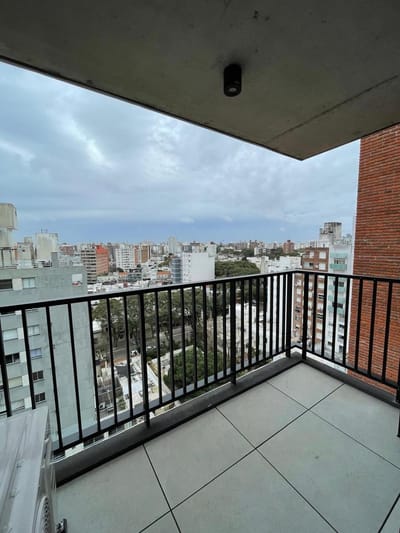 Venta Apartamento Penthouse 1 dormitorio y balcón con vista despejada en Punta Carretas.