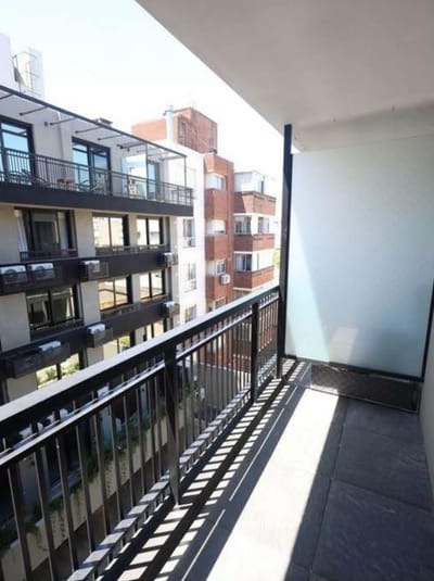 Venta apartamento monoambiente con amplio balcón. Excelente ubicación a metros de la playa. Gimnasio cowork, laundry. Malvin.