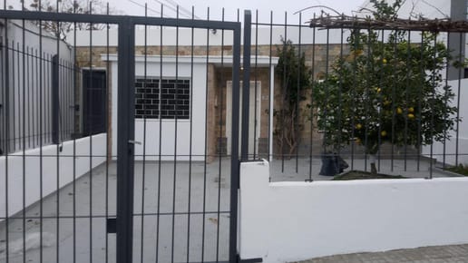 Casa totalmente reciclada, con jardìn, cochera y patio. Amplia.