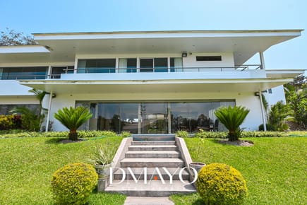 Se Vende Casa y Terreno con Piscina 1850 m2, Moderna, De Lujo - Pachacamac