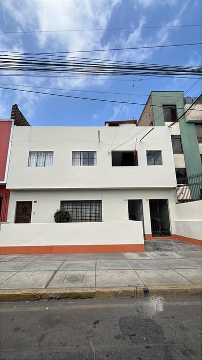 ALQUILER DE DEPARTAMENTO DE 2 HABITACIONES PUERTA A CALLE AV. NACIONES UNIDAS CERCA TOTTUS