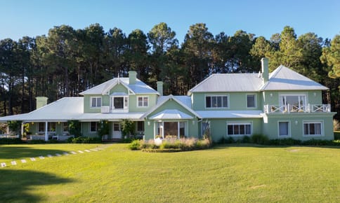 Exclusiva residencia con vista al río en Club de Campo El Faro, Carmelo, Colonia