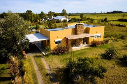 Colonia - Venta casa de 2  dormitorios y parque en excelente zona
