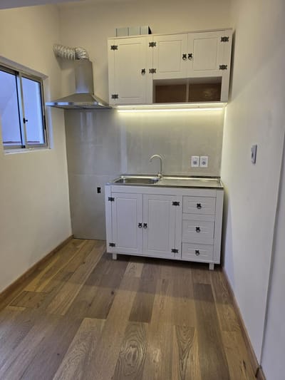 Alquiler apartamento un dormitorio con patio La Comercial. Bajos gastos comunes