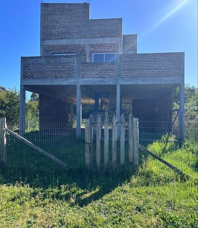 Terreno con construcción sin terminar en Santa Monica