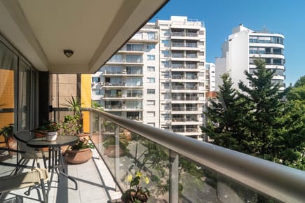 Pocitos Rambla Vista despejada Apartamento con 3 Dormitorios y servicio Garage comodo