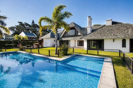 Casa en venta en Playa Mansa – 4 suites, piscina, gran parque y garaje doble