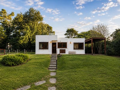 Casa de 4 dormitorios con piscina y amplio terreno en alquiler en Pinares, Punta del Este