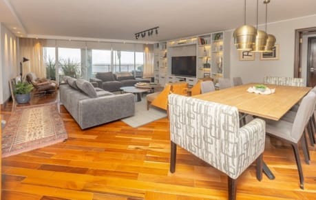 Venta de Apartamento en Punta Carretas. Sobre Rambla. 4 dormitorios y servicio