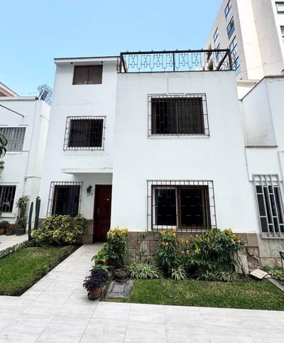 VENTA DE CASA PARA REMODELAR EN SAN ISIDRO - 3 PISOS